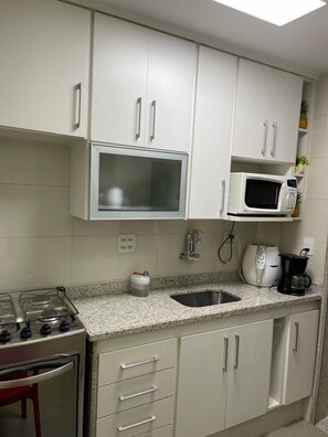 Kjøleskap, mikrobølgeovn, ovn og kokeplater