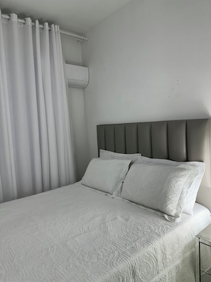 2 bedrooms, desk, iron/ironing board, WiFi - Prime spot in Ipanema (Rio de Janeiro)