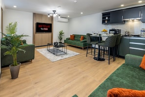 Departamento económico, 1 habitación | Área de sala de estar | Televisión LCD de 40 pulgadas con canales por cable y televisión