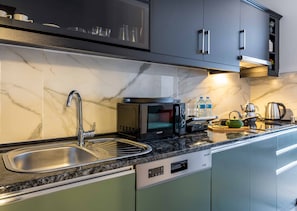 Appartement Deluxe, 1 chambre | Cuisine privée | Réfrigérateur, four à micro-ondes, un four, surface de cuisson