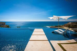 A heated pool - Casa Katrina: Sophisticated Hilltop Retreat, Stunning Ocean Views, Infinity Pool, Palmilla Luxury (San Jose del Cabo)