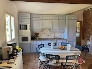 Private kitchen - Villa in the countryside in a wooded property (Ile de Porquerolles)