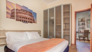 A bedroom with a bed, a wardrobe, and a bookshelf. - Residenza Sette Sale - Home and More (Rome)