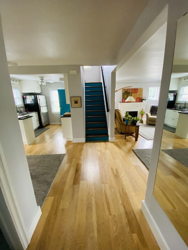 Interior - Walk to Victoria Hospital - fenced yard - quiet neighbourhood (London)