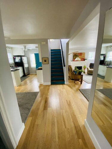 Walk to Victoria Hospital - fenced yard - quiet neighbourhood