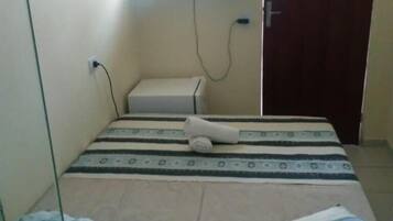 Quarto casal básico, 1 cama de casal | Opções para refeição no quarto