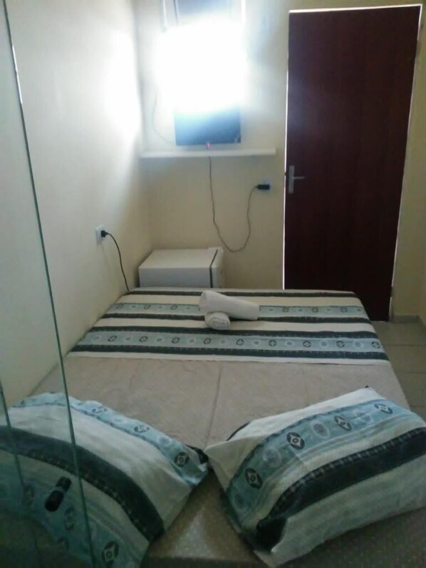 Basic Double Room, 1 Double Bed | In-room dining