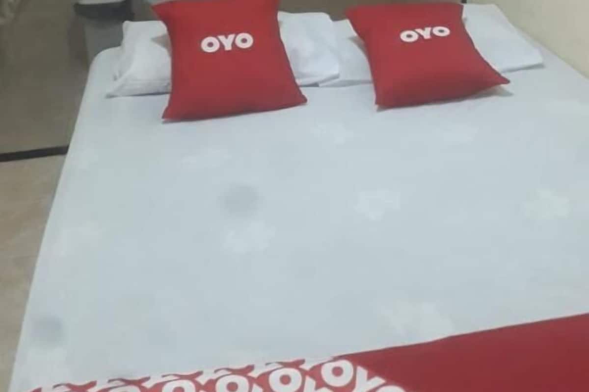 Basic Double Room, 1 Double Bed | In-room dining