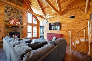 Fernseher, Kamin, DVD-Player