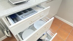 Apartment (102) | Private kitchen | Mini-fridge, microwave, stovetop, toaster - Apartamentos Pantón Ribeira Sacra (Panton)