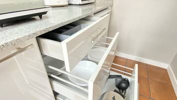 Apartemen (103) | Dapur pribadi | Lemari es kecil, microwave, kompor, dan pemanggang roti