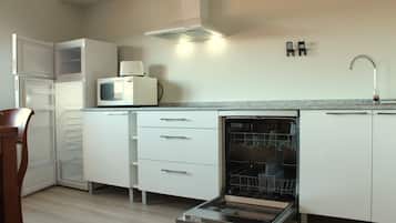 Frigobar, microondas, placa de cocina, tostadora