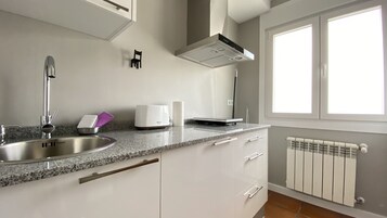Apartamento (101) | Cocina privada | Frigorífico pequeño, microondas, placa de cocina y tostadora