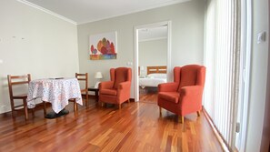 Apartment (103) | Living area | 24-inch LED TV with digital channels, TV - Apartamentos Pantón Ribeira Sacra (Panton)