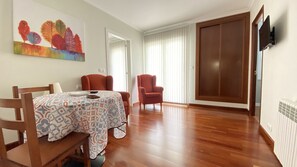 Apartment (103) | Living area | 24-inch LED TV with digital channels, TV - Apartamentos Pantón Ribeira Sacra (Panton)