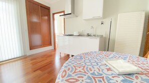 Apartment (203) | Private kitchen | Mini-fridge, microwave, stovetop, toaster - Apartamentos Pantón Ribeira Sacra (Panton)