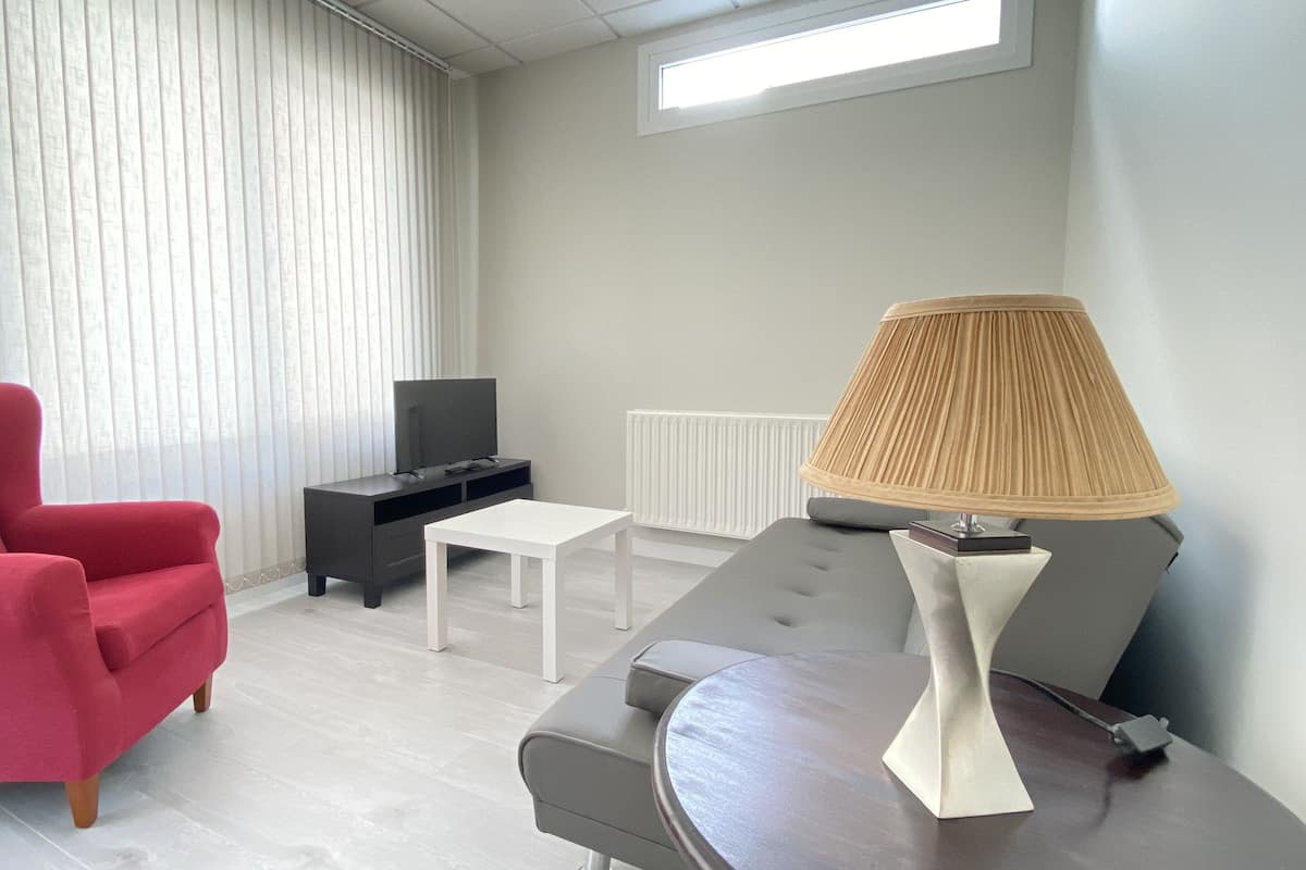 Appartement, toegankelijk voor rolstoelgebruikers (001) | Woonruimte | Een 24-inch ledtelevisie met digitale zenders en een televisie