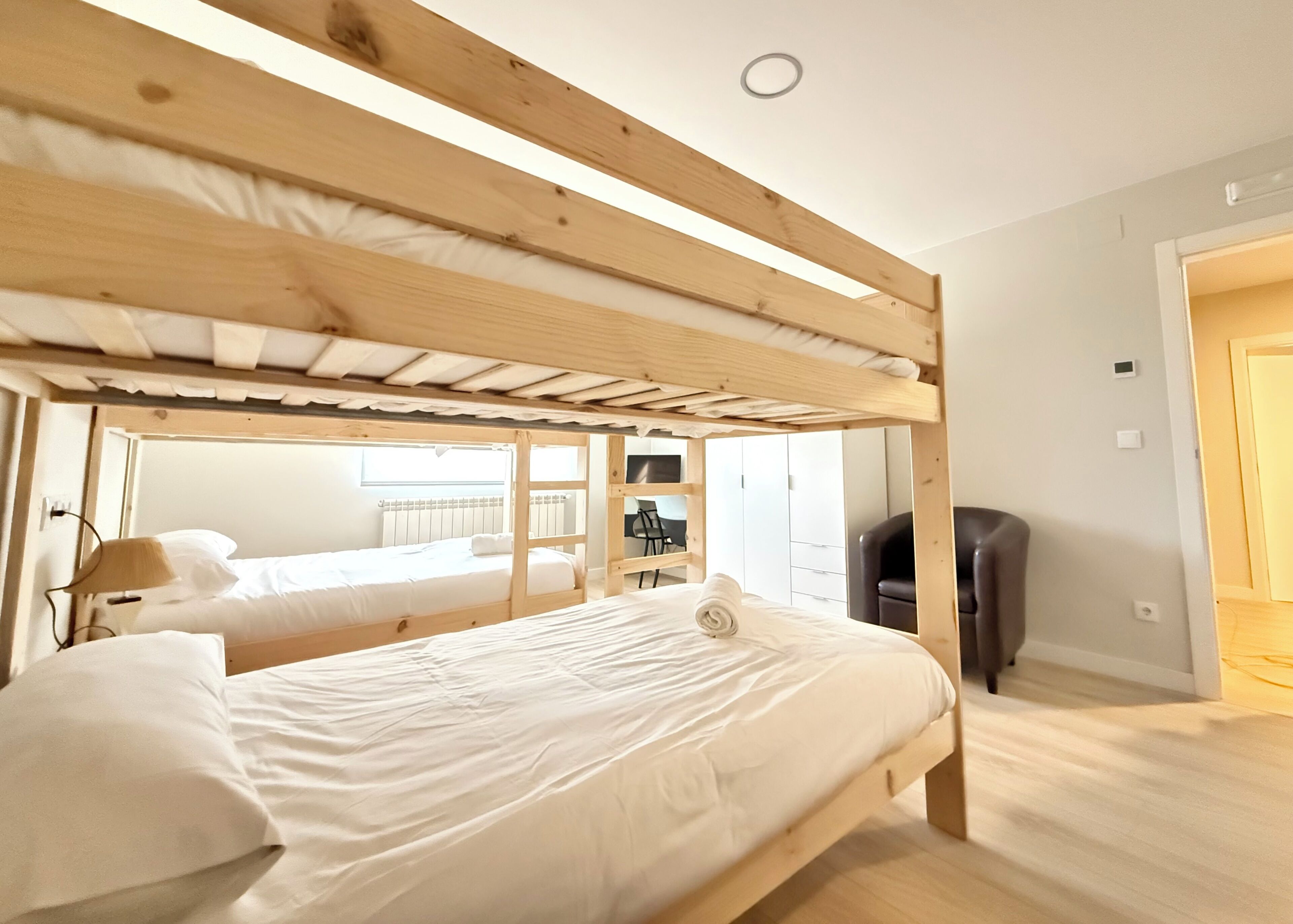 Ropa de cama de alta calidad y espacio para trabajar con laptop 