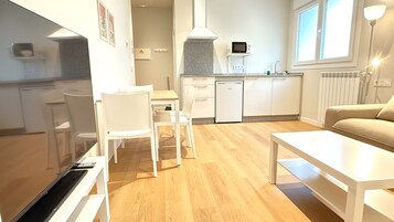 Apartamento Confort | Zona de estar | Televisión LED de 24 pulgadas con canales digitales, una televisión