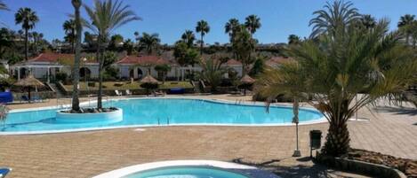 Lämmitetty uima-allas