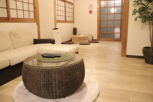 2-minute walk from Tenjinbashisuji Rokuchome Station! A house with a rooftop terrace 2 min. from Tenma Izakaya district 10 min. from Umeda 15 min. from Namba Max. 13 persons