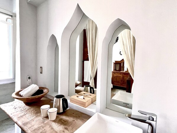 舒适双人房或双床房, 1 间卧室 | 浴室 | 淋浴设施、旋水按摩花洒、环保洗浴用品、吹风机