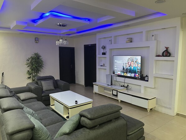 Family Apartment, Accessible, Smoking | Ruang tamu