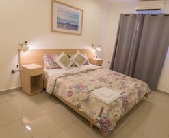 3 habitaciones, cortinas blackout y tabla de planchar con plancha 