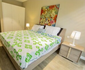 Familienapartment, barrierefrei, Raucher | Essbereich im Zimmer