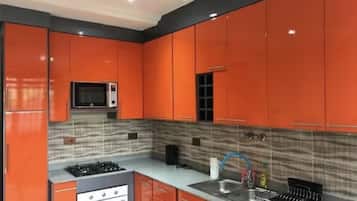 Apartamento familiar, accesible para personas con discapacidad, fumadores | Cocina privada | Horno, lavavajillas, batidora y minihorno
