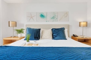 2 slaapkamers, een bureau, een strijkplank/strijkijzer, reisbedje