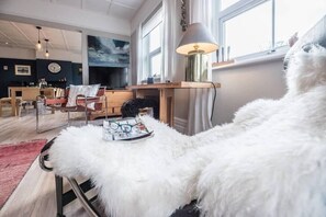 TV - 3 St Nicholas Court, Aldeburgh (Aldeburgh)