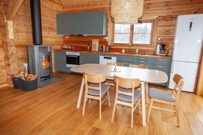 Kühlschrank, Ofen, Geschirrspüler, Wasserkocher mit Kaffee-/Teezubehör