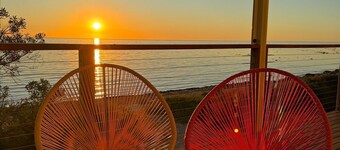 Shane's Shack - Absolute beachfront! Panoramic sea views! Free WiFi!