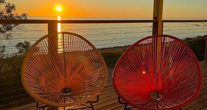 Shane's Shack - Absolute beachfront! Panoramic sea views! Free WiFi!