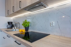 ثلاجة، موقد طهي مسطح، غسالة أطباق، محمصة خبز