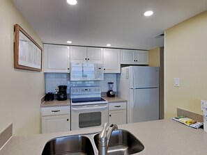 Frigorifero, microonde, forno, piano cottura