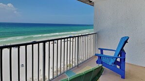 Un balcon avec vue sur la plage et l’océan.