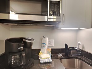 Kühlschrank, Mikrowelle, Wasserkocher mit Kaffee-/Teezubehör, Toaster