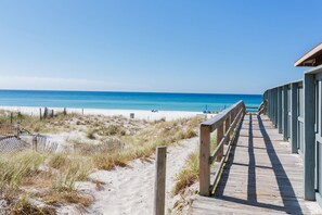Una spiaggia nelle vicinanze