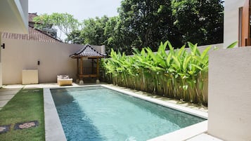 Outdoor pool, pool loungers