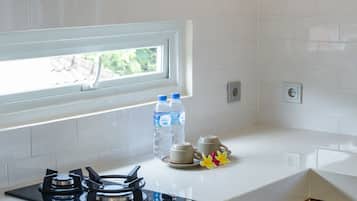 Fridge, microwave, stovetop, cookware/dishes/utensils