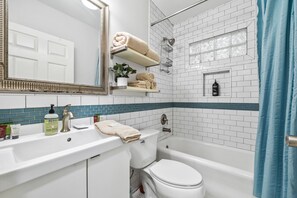 Shower, hair dryer, towels, shampoo - Spacious 4BR Near BeltLine & Downtown (Atlanta)