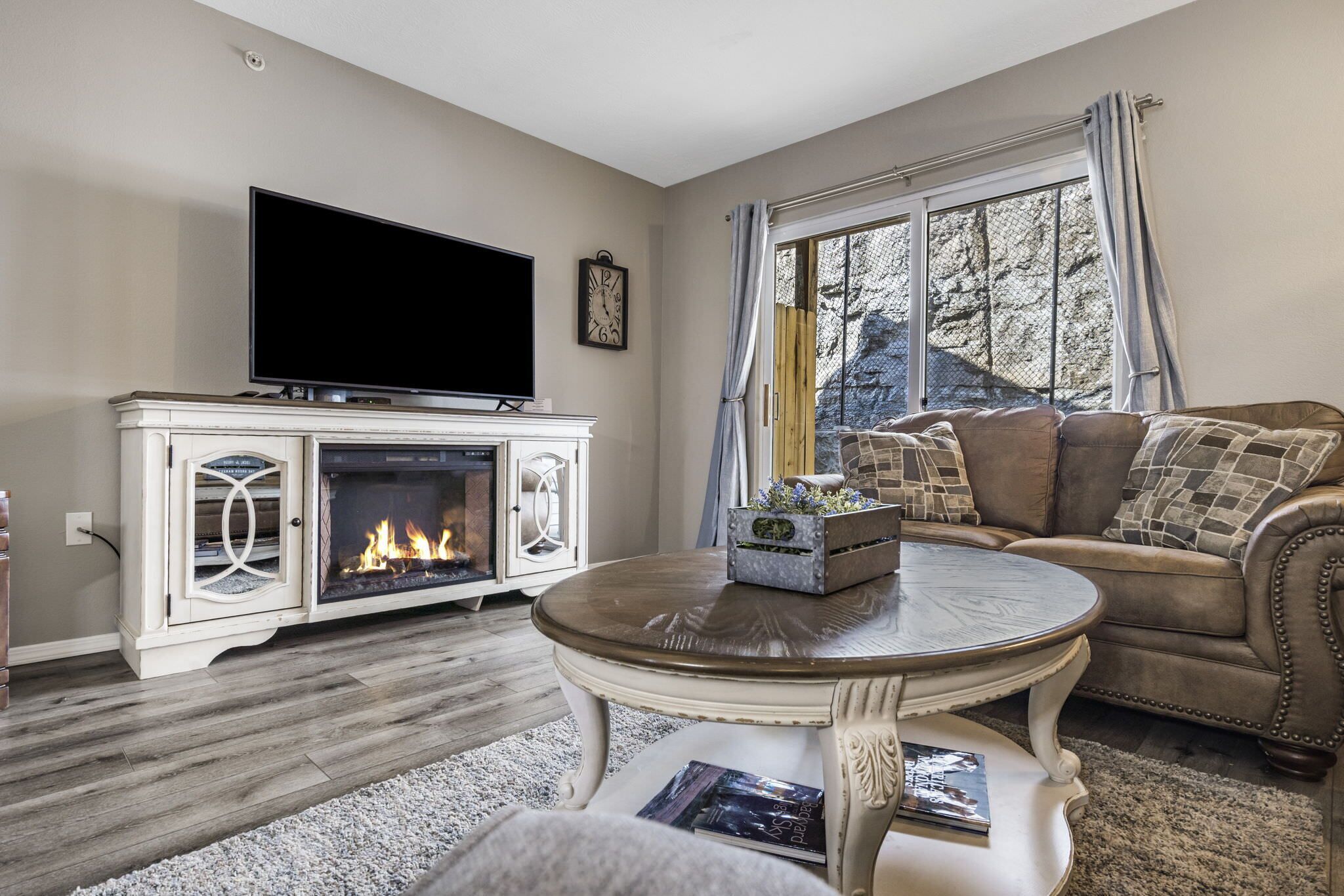 Ozark Overlook | Private Patio & Minutes to Attractions