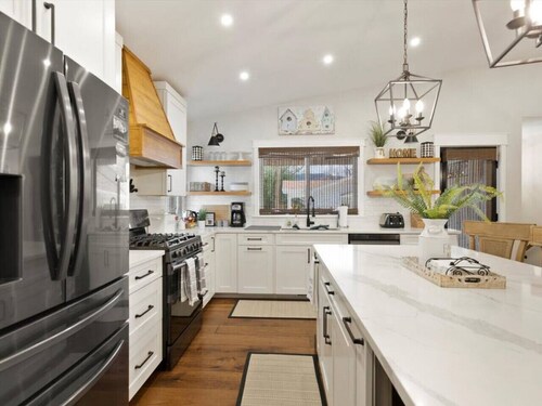 123 Washington · Quaint -Farmhouse style house in Downtown Monument