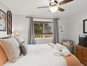 3 chambres, bureau, fer et planche à repasser, accès au Wi-Fi (inclus)