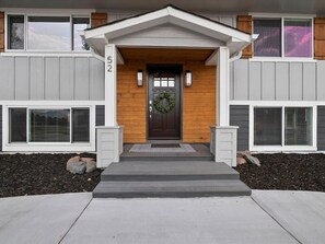 Exterior detail - 52 Front St · HOT TUB! Amazing Mountain views!  Newly Remodeled (Monument)