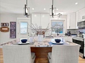 Fridge, microwave, oven, stovetop - 52 Front St · HOT TUB! Amazing Mountain views!  Newly Remodeled (Monument)