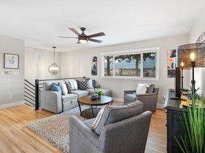 Smart TV, libros y oficina 