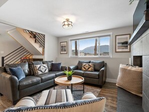 Smart TV, books, offices - 52 Front St · HOT TUB! Amazing Mountain views!  Newly Remodeled (Monument)